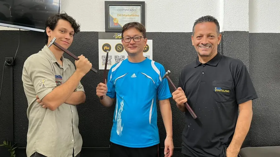 Equipe da Doutor Martelinho com as ferramentas artesanais de martelinho de ouro em Bauru