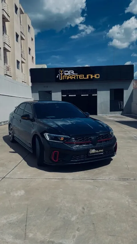 Carro preto em frente à oficina Doutor Martelinho, martelinho de ouro em Bauru
