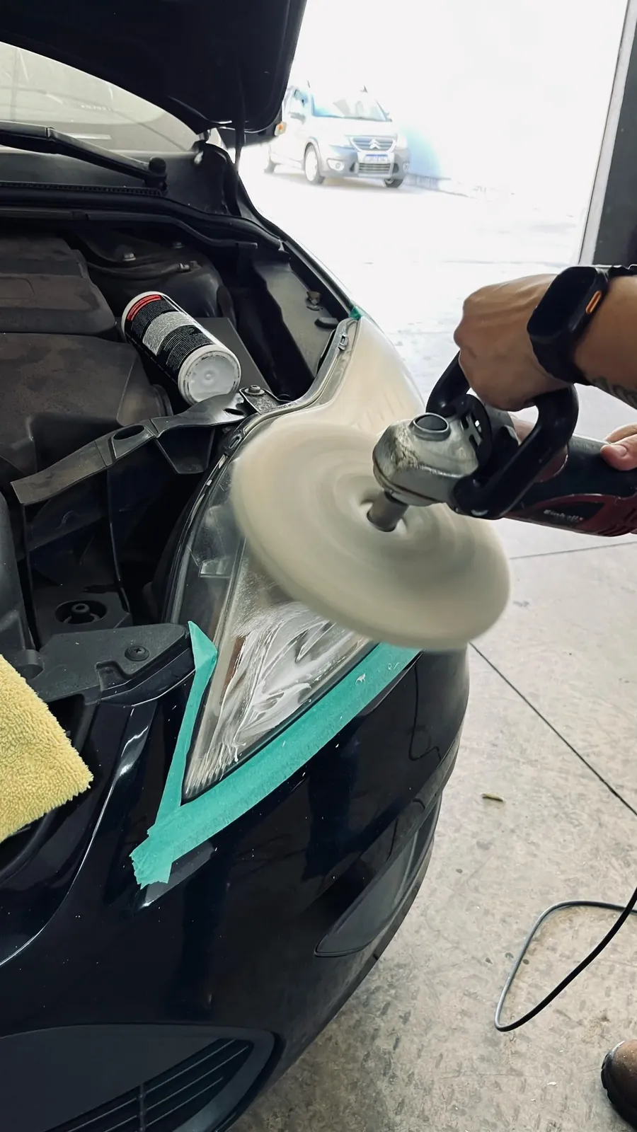 Polimento automotivo sendo feito no capô de um carro na Doutor Martelinho em Bauru