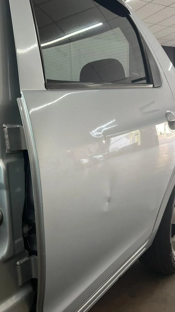 Amassado na porta de carro prata antes do reparo com martelinho de ouro em Bauru