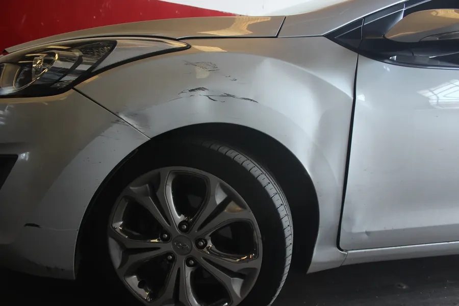 Para-lama de Hyundai i30 prata em avaliação para reparo de amassado sem pintura