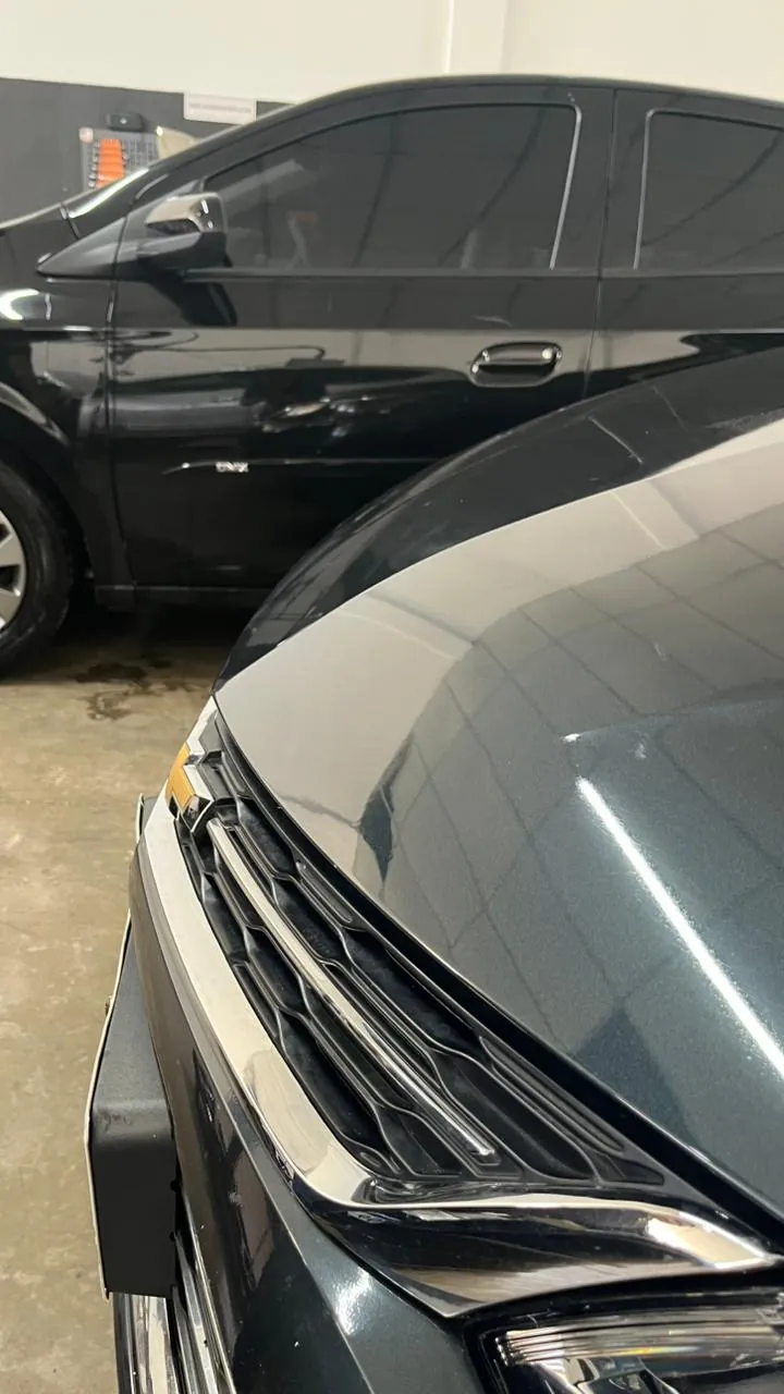 Frente e capô de carro cinza reparados pelo martelinho de ouro em Bauru