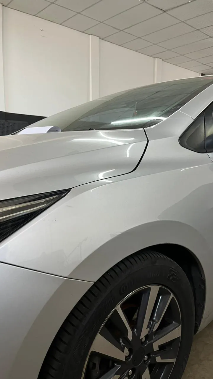 Frente de carro prata após reparo de amassado sem pintura em Bauru