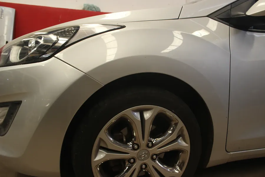 Hyundai i30 prata pronto após reparo de amassado com martelinho de ouro em Bauru