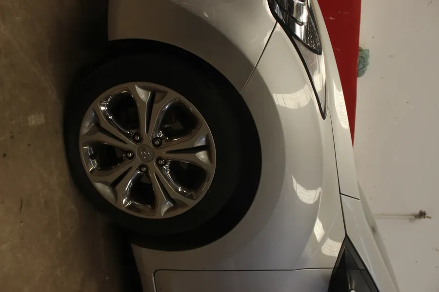 Para-lama de Hyundai i30 prata reparado sem repintura pelo martelinho de ouro em Bauru