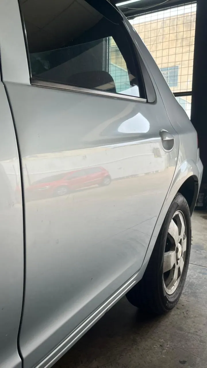 Porta de carro prata reparada sem repintura pelo martelinho de ouro em Bauru