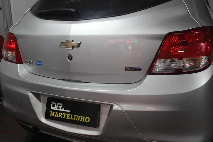 Tampa do porta-malas de Chevrolet Onix prata reparada sem repintura pelo martelinho de ouro