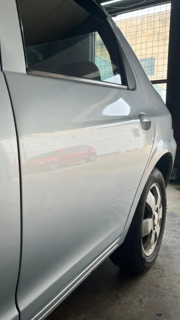 Porta de carro prata reparada sem repintura pelo martelinho de ouro em Bauru