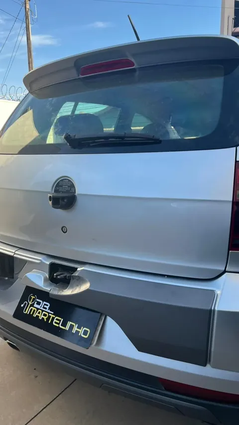 Tampa traseira de carro prata reparada pelo martelinho de ouro em Bauru