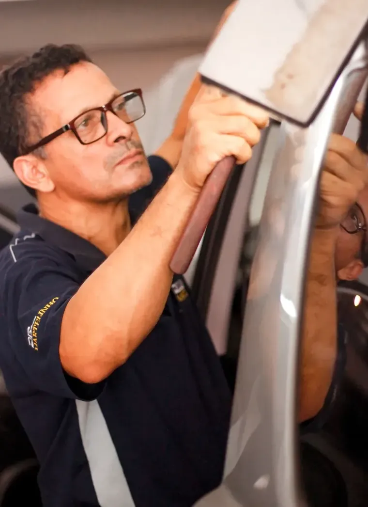 Silvio, da Doutor Martelinho, realizando reparo de martelinho de ouro em carro prata